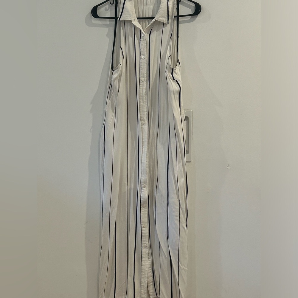 Super comfortable striped midi dress. Great for work or with sneakers